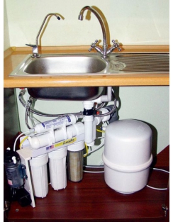 Монтаж (установка) фильтра для питьевой воды подмоечного типа с насосом (помпой)